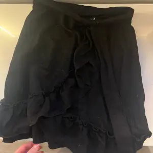 Super fin svart kjol från Gina Tricot. I nyskick i storlek S💕