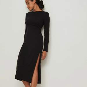 Säljer denna svarta ribbade klänning från NA-KD i storlek XS. Har en slits på sidan. Nästintill oanvändbar. 