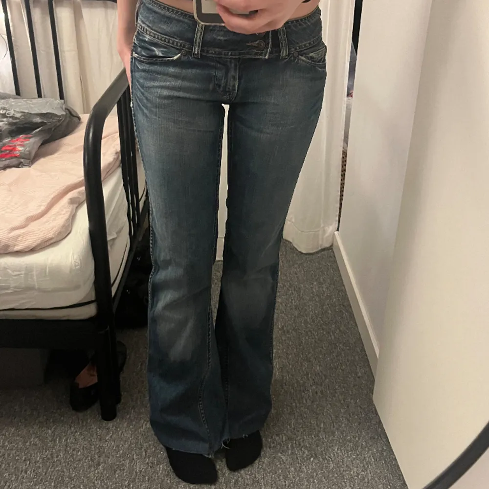 As snygga unika bootcut jeans! Innerbenslängd 83cm, midjemått tvärs över 38cm! 🩷🩷🩷Skriv för mer bilder!!. Jeans & Byxor.