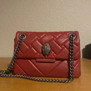 Kurt Geiger väska röd  - Kurt Geiger väska i jättebra skick, någon skavank på undersidan endast!! Helt slutsåld överallt, går inte alls att få tag i! Öppen för prisförslag ❤️🙏🏼