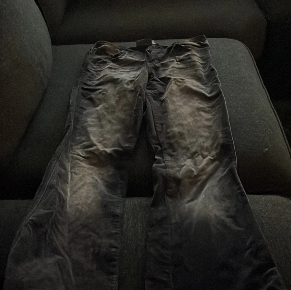 Lågmidjade byxor från weekday, knappast använda🤍 DM för att se hur den ser ut på😁. Jeans & Byxor.