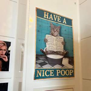 Superrolig kattposter, perfekt att ha i badrummet. 👌👌 21 • 31cm (waterproof canvas)! Se även andra annonsen, passar bra ihop👌