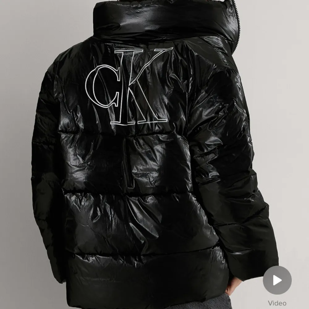 Säljer denna jacka från Calvin Klein som är i fint skick! Jackan är i dun🖤Säljer denna jacka då den tyvärr inte kommer till användning längre (nypris 2199kr) Hör gärna av er om ni vill ha fler bilder!. Jackor.