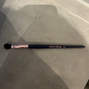 ögonskuggs borste - säljer denna helt oanvända ögonskuggs borste från spectrum 💜