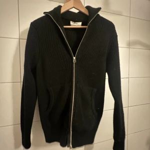 Zip hoodie - Tjena! Säljer nu min zip hoodie i bra skick. Den har en skada vid dragkedjan vilket gör den i mindre bra skick men går att laga! Skriv om du har funderingar 😁