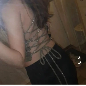 Festtopp fr Bikbok - Superfin festtopp från bikbok köpt 2019. Använd 1 tillfälle annars har den bara hängt i garderoben. Kund står för frakt💖