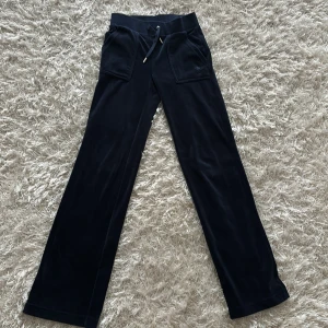 Juicy - Mörkblå juicy. Helt äkta köpt på jackie. Änvand en gång. Säljer eftersom den inte kommer  till änvandning. Köptes för 1100 men säljer för 400. XXS men passar S