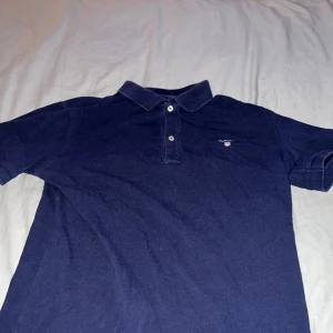 Gant pique T-shirt  - En fin gant pique T-shirt som knappt är använd och som har legat i min garderob i 2-3 år, och de finns inga defekter på den