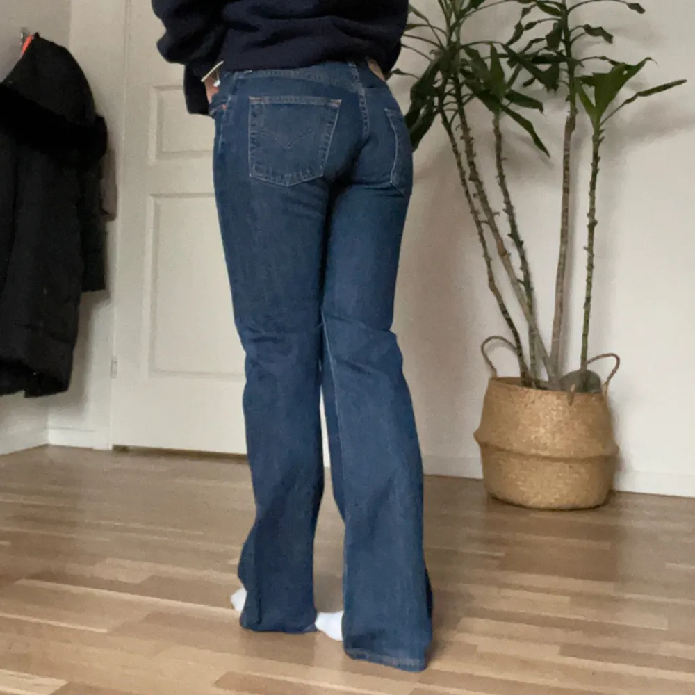 Säljer mina mörkblå Levis jeans då dem är för små🥲 dem är i mycket bra skick. Low waist & straight leg. Kolla sista bilden för mått. Pm mig för fler bilder osv🥰 . Jeans & Byxor.