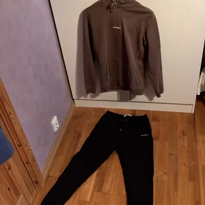 Les deux mjukisset  - Les Deux mjukis set med ett ny pris p 2000kr+ perfekt för att chilla eller när man reser! Skicket är bra och tyvär har det tyvär blivit förlitet! Priset sitter ej i sten och bara att skriva vid funderingar!