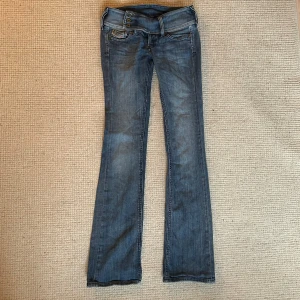 Lågmidjade diesel jeans - Lågmidjade bootcut jeans från Diesel, försmå för mig (HAR INTE BILDER PÅ)  Storlek 26/34 Midjemått: 75cm Innerbenslängd: 83cm 