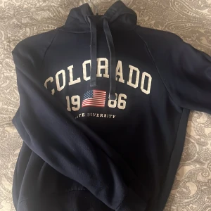 Mörkblå hoodie - Jätte skön hoodie från ginatricot!💕