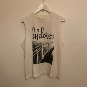Lifelover T shirt - Lifelover Pulver t shirt klippt till linne. Passar inte mig som är 186 tror den är small till medium. Köpte second hand finns en stor ochchans att den är original för materialet känns bra och den har lite defekter men dessvärre är taggen bort skuren.