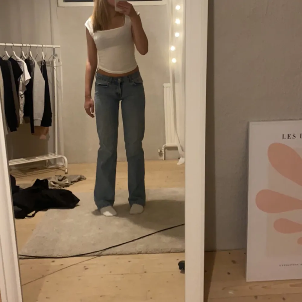 Super snygga blåa lågmidjade jeans. Funderar på att Sälja för att de inte har kommit till användning. (Jag är 166 cm)💗pris på hemsidan är 599. Jeans & Byxor.