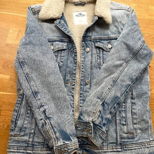 Hollister jeansjacka  - Jeansjacka från Hollister. Perfekt skick, inga skador eller sånt. Sparsamt använd också. :)