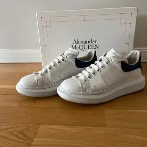 Säljer nu mina Alexander McQueen skor då dom inte passar, skorna är i super fint skick helt utan defekter. Box medkommer 
