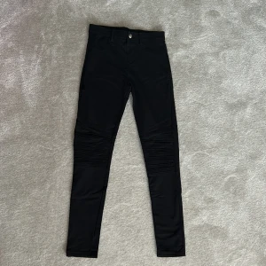 Svarta tights  - Svarta tights med ränder på knät, skinny, sköna, utmärkt skick👌🏼❤️