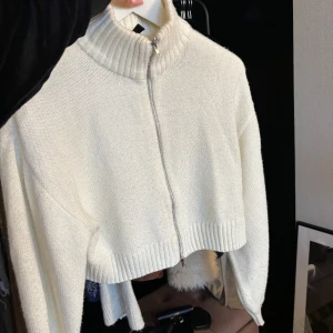 Stickad kofta  - Säljer denna superfina stickade koftan då den ej kommer till användning längre. Köparen står för frakt 💋