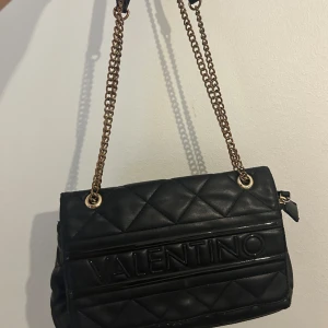 Valentino väska ADA - Säljer min fina valentino väska, den är väl använd och kedjorna har börjat tappat färgen, men annars är den fortfarande jätte fin. Köpt för 1665kr