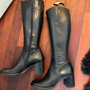 Svarta skinnstövlar  - Supersnygga svarta skinnstövlar i storlek 39 i väldigt fint skick💕