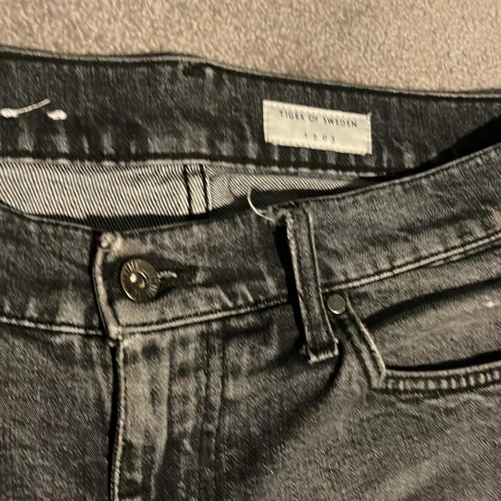 Tiger of sweden jeans i bra skick. Köpa på NK för 1600. Storlek 31-32. Skicket är typ 8/10.  Hör av er om ni har frågor. Jeans & Byxor.
