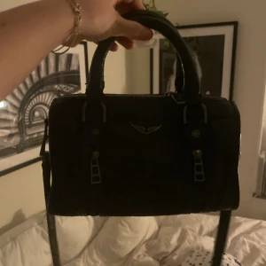 Leopard zadig väska - Tänkte sälja min Zadig väska, köpt 2022😍 köpte i butik har inget lvittp tyvärr men distbag medföljer, använts mycket men är i bra skick fortfarande❤️