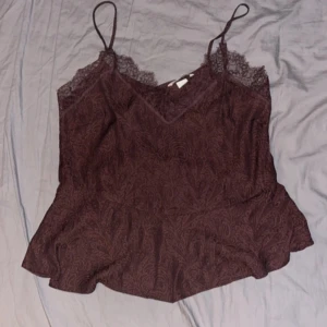 linne - otroligt söt köpt från vinted bra skick  är lila/brun i färgen