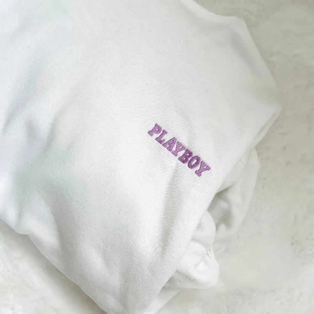 Säljer en vit Playboy hoodie med lila/rosa och svarta detaljer. Använd fåtal gånger. Ganska så oversize och lite längre i modellen. Inköpt från Missguided x Playboy. Säljer den billigt och ser om intresse finns istället för att den ska slängas💜. Hoodies.