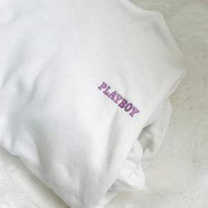 Säljer en vit Playboy hoodie med lila/rosa och svarta detaljer. Använd fåtal gånger. Ganska så oversize och lite längre i modellen. Inköpt från Missguided x Playboy. Säljer den billigt och ser om intresse finns istället för att den ska slängas💜
