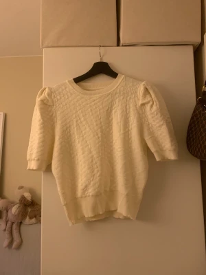 Stickad kort ärmad  - vit kort stickad tröja. Inte använd. Storlek xs/s