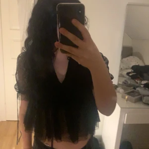 Tröja från ZARA - Hej! Säljer en jätte fin tröja från Zara. Är helt oanvänd. Ser helt ny ut. inga hål eller något. Skriv om ni vill ha fler bilder eller är intresserade ❤️