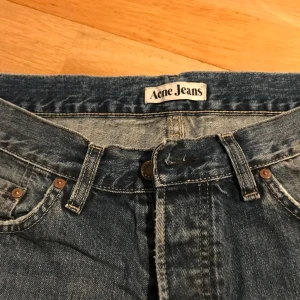 Acne jeans  - Blåa raka ben, slitna knän halv hög midja 