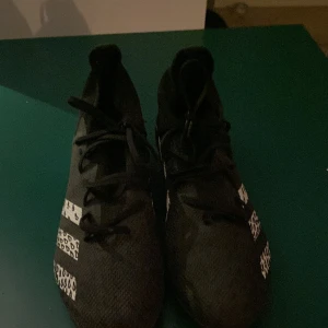 Adidas Predator  - Jag säljer mina adidas predator billigt! Skorna kommer från stadium tyvärr inget kvitto på dess par. Skick 9/10 andvända ca 2-3 gånger. Om du är intresserad kom privat om bilder och information