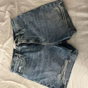 Säljer dessa Calvin Klein jeans shortsen som är i nytt skick skulle jag säga, dem är använda Max 5 gånger   Pris kan sänkas beroende på förslag