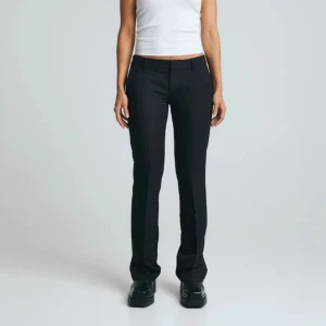 Lågmidjade kostymbyxor  - Lågmidjade kostymbyxor från bikbok i storlek 36 (slitsen vid benen har jag sytt igen) 💕