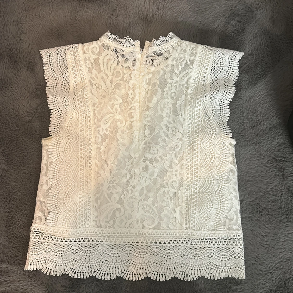 Vit blus från only - 1