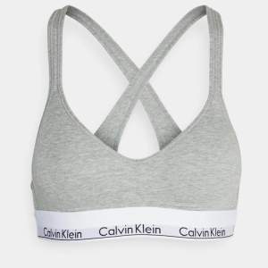 Mjuk grå bh från Calvin Klein. Tyvärr förliten för mig men den är super skön. Storlek S och sparsamt använd! (Lånade bilder)