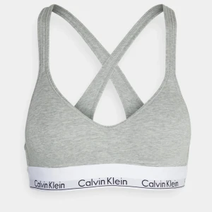 Mjuk BH - Mjuk grå bh från Calvin Klein. Tyvärr förliten för mig men den är super skön. Storlek S och sparsamt använd! (Lånade bilder)