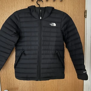 North face jacka  - Min gammla North face jacka i storlek xs som är perfekt nu till våren. Helt okej skick. Skriv om du funderar på något
