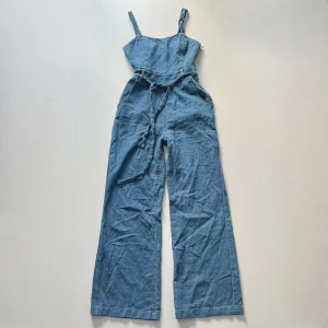 Jeans jumpsuit - Ljusblå jumpsuit från Ella Moss. Storlek 27, passar S. Innerbenslängd: 75 cm. Från armhåla till armhåla: 82 cm (stretchig). Skriv privat för mer mått! Hon på bilderna är 160 cm 💘