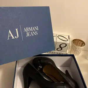 Snygga Armani J pumps i svart snygg modell. Mycket Gott skick och sköna skor . Finns även väska till .  