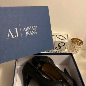 Armani Jeans - Snygga Armani J pumps i svart snygg modell. Mycket Gott skick och sköna skor . Finns även väska till .  