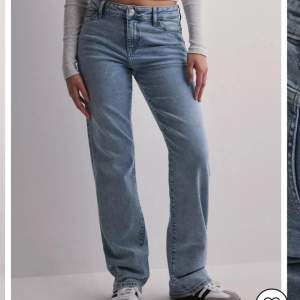 Snygga jeans från pieces. Använda en del men i nyskick. Straight leg och mid waist. Storlek W27/32. Passar mig som är 160 med storlek Xs.💕