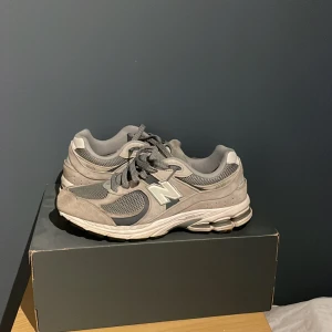 Nb 2002 - Säljer ett par riktigt fina dojor i bra skick 8/10! Nypris 1800. Box ingår! PRIS EJ HUGGET I STEN! skriv pm vid frågor eller  funderingar. 