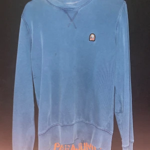 Paradjumper  - Tjenare! Säljer nu min fina paradjumper tröja! Använd 1 gång, köpt på Nk, den orange texten ska vara lite suddig så! Så inget som är urtvättade! Hör av dig om du har några frågor! 