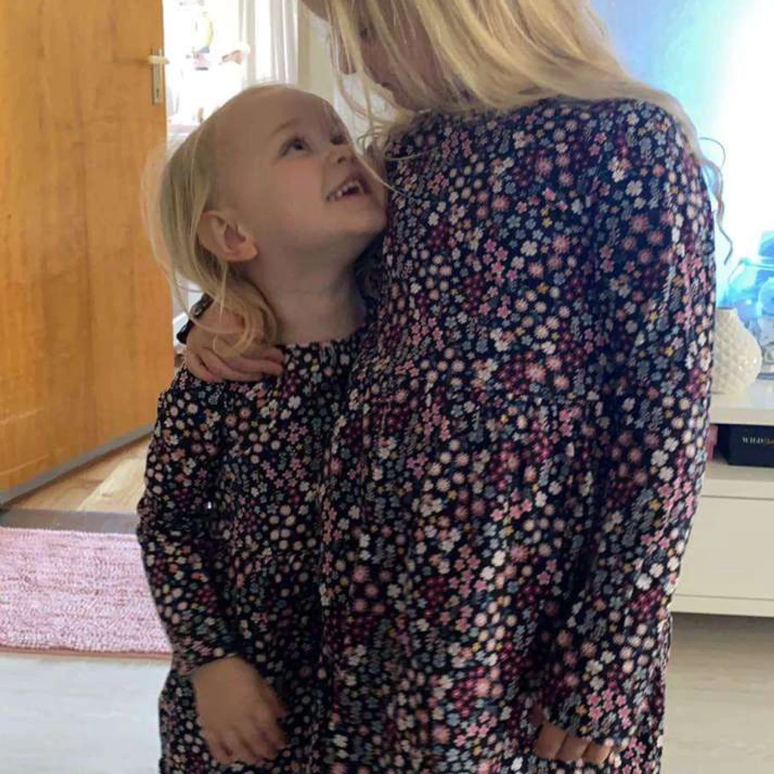 Säljer dom här två klänningarna då mina tjejer inte kan ha dom