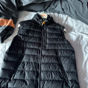 Parajumper väst  - Svart Parajumper väst i bra skick perfekt till våren 