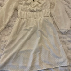 Vit klänning från H&M ☺️ - En vit klänning från H&M, i storlek S, använd 2-3 gånger och är i bra skick 💗