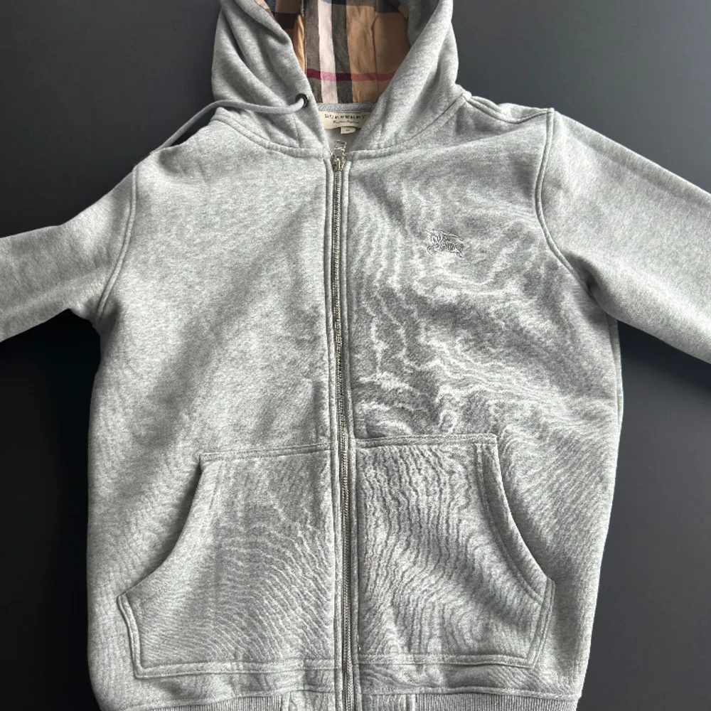 Burberry hoodie, storlek M/L. Hoodies.