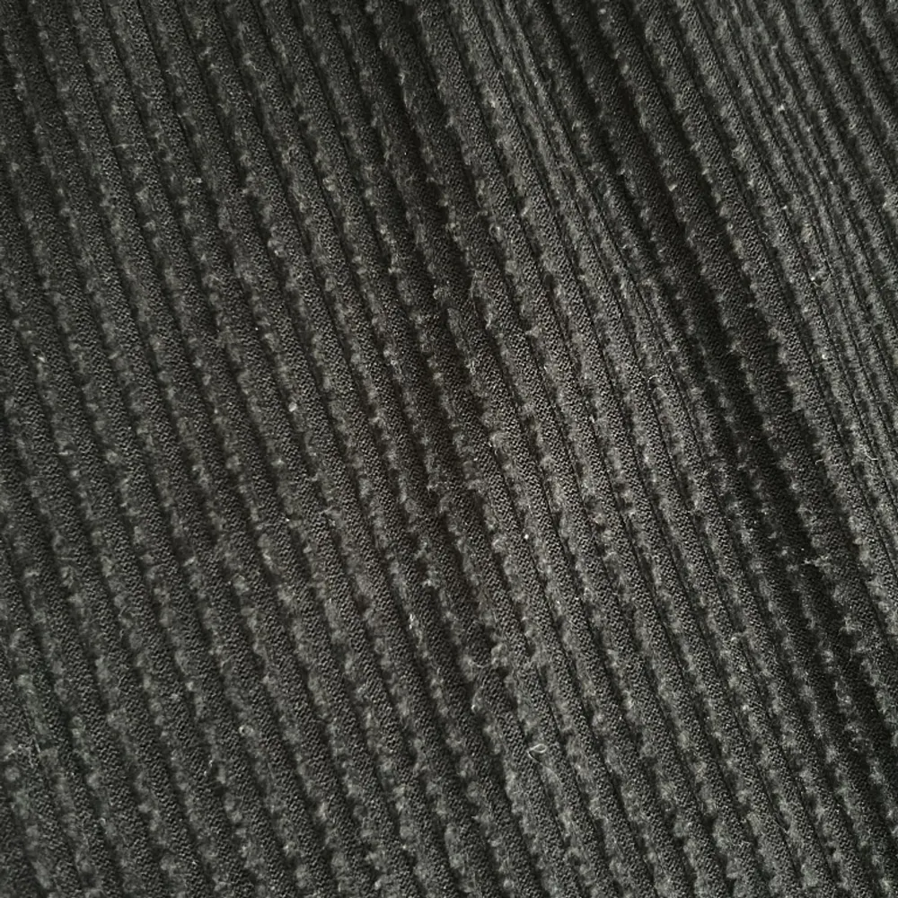 Säljer ett par svarta mjukisbyxor från Cubus, dem är bootcut, jättesköna, dem är 29cm i midjan och 98cm i längden, passa på innan dem tar slut🖤. Farkut & Housut.